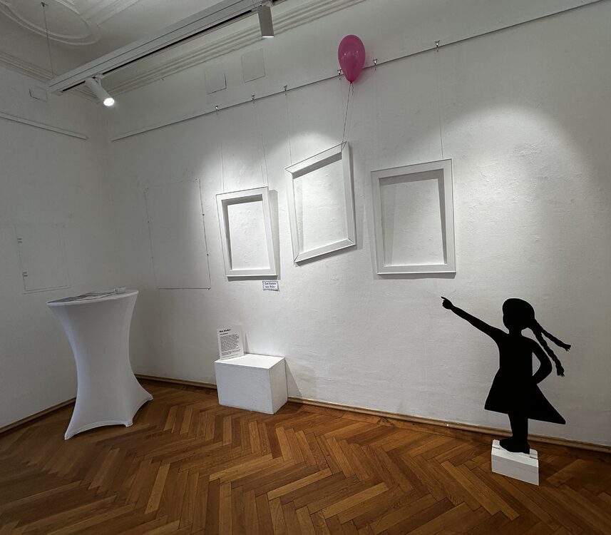 Was bleibt? Installation mit Luftballon, Kapaplatte, Finnpappe, Gesso und Acryl auf Keilrahmen, 180 x 340 cm © 2026 by Jutta Blühberger / Bildrecht, www.juttabluehberger.at