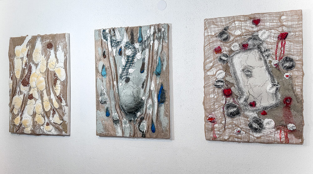 Overload, Mixed Media mit Marmormehlstruktur, Sand, Jute, Zement, Schellack, Tusche, Kreide, Pigmente auf Holzplatte, 100 x 70 cm * Mixed Media with marble dust texture, juta, sand, cement, schellack, ink, chalk, pigments on wood panels, 40 x 27.5 in © 2025 by Jutta Blühberger www.juttabluehberger.at