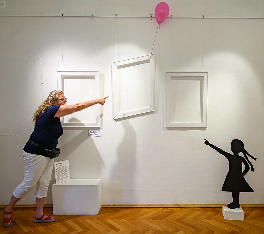 Was bleibt? Installation mit Luftballon, Kapaplatte, Finnpappe, Gesso und Acryl auf Keilrahmen, 180 x 340 cm © 2026 by Jutta Blühberger / Bildrecht, www.juttabluehberger.at